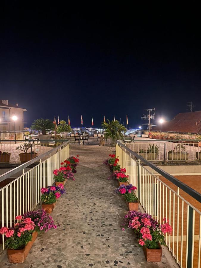 Hotel Robinia Imperia Dış mekan fotoğraf
