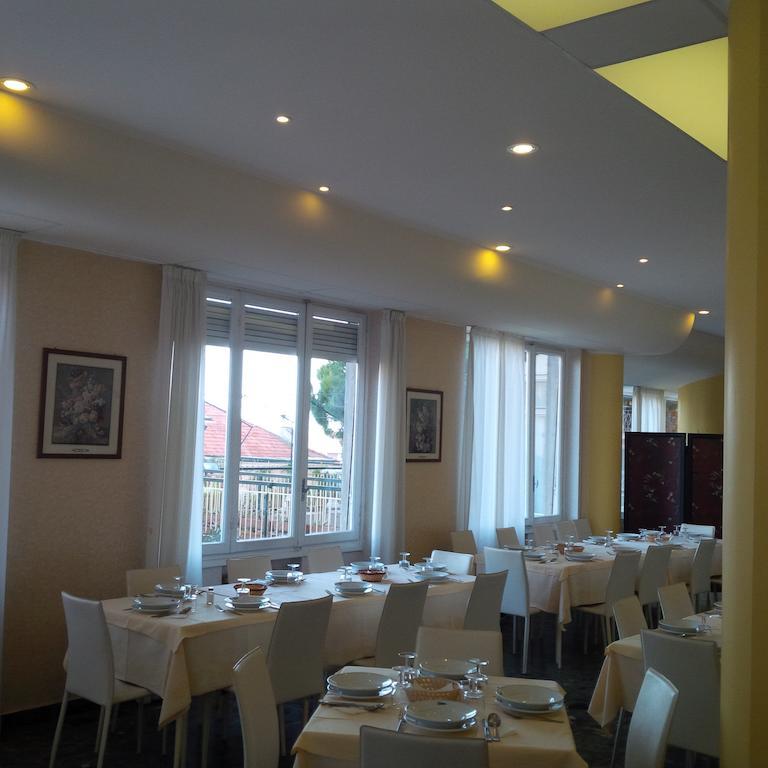 Hotel Robinia Imperia Dış mekan fotoğraf