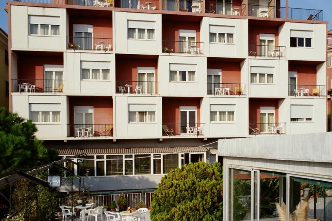 Hotel Robinia Imperia Dış mekan fotoğraf