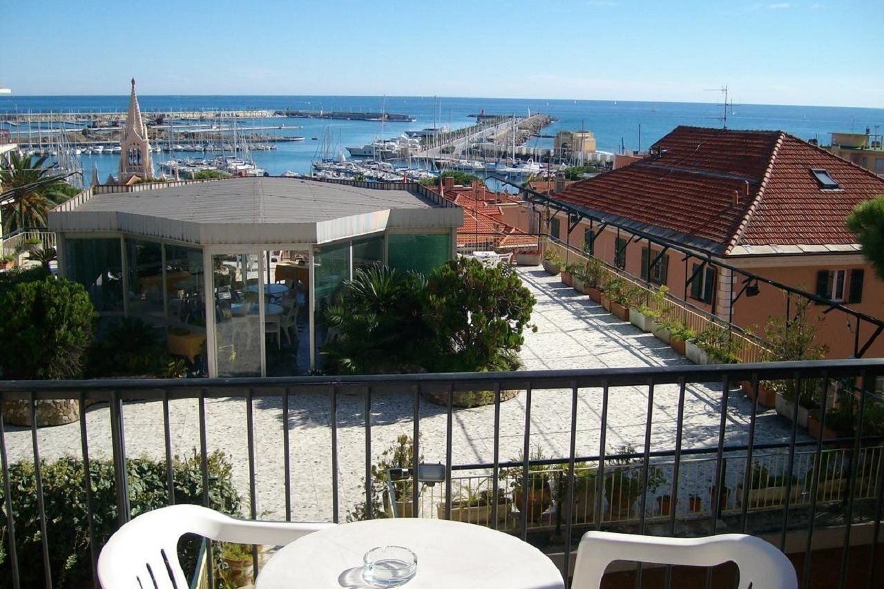 Hotel Robinia Imperia Dış mekan fotoğraf